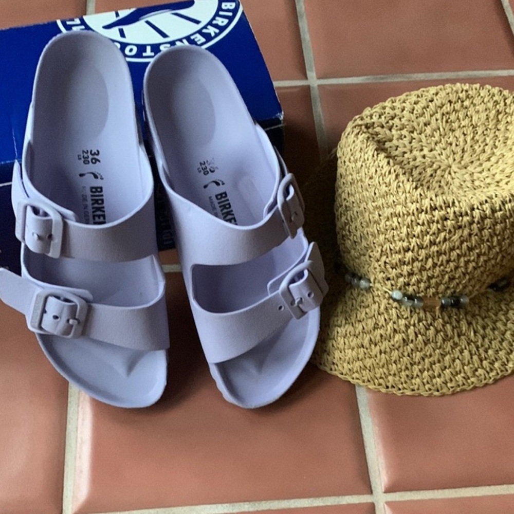 Birkenstock Lavender Sandals
🎉GREAT PRICE🎉